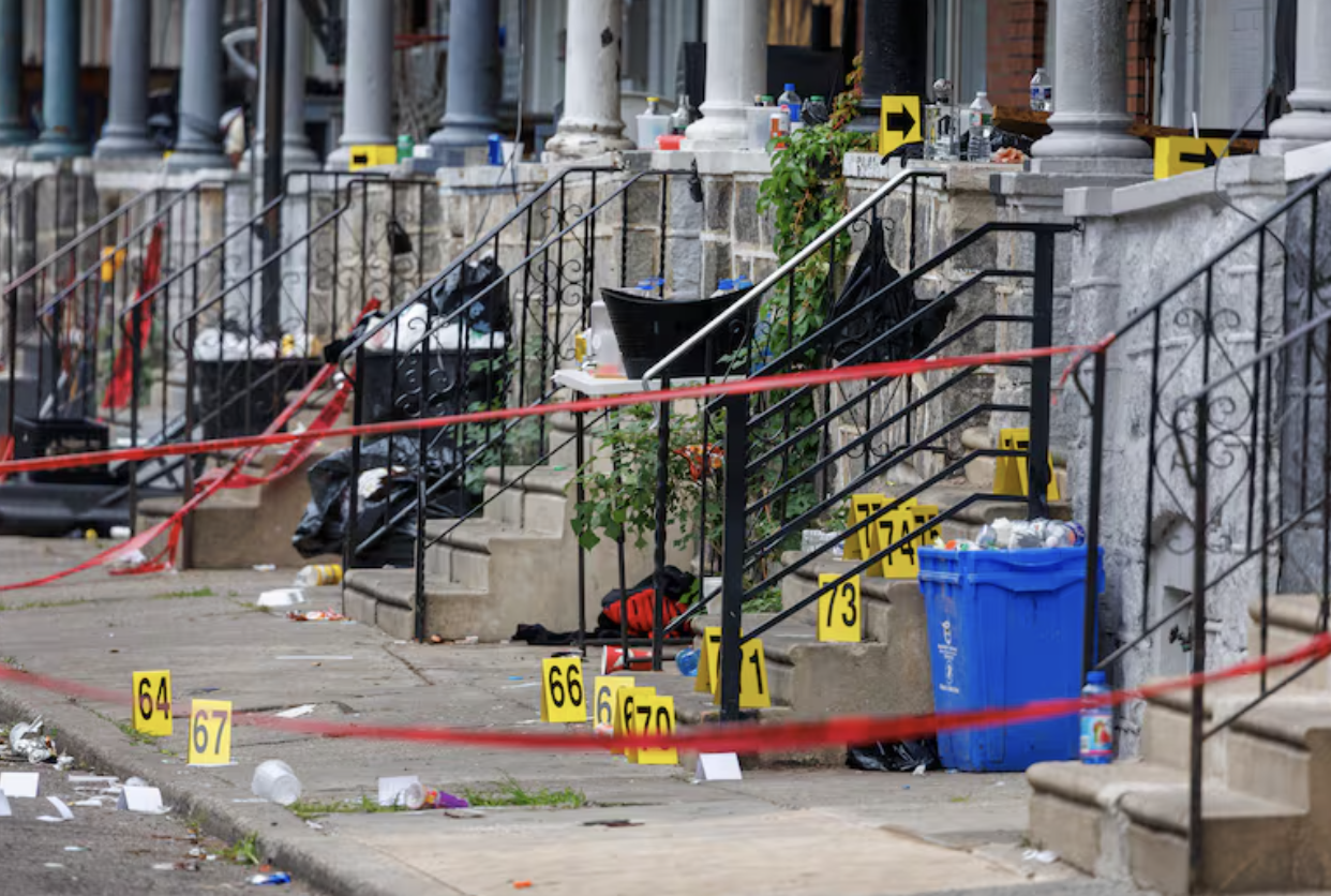 原是悼念枪案遇难者,现场却遭第二轮屠杀!南费城枪击案,110发子弹扫射派对!居民尖叫逃命、血迹遍地!